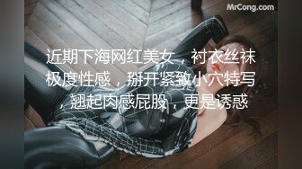 小吃街抄底黑裙小姐姐内裤一半夹进屁股缝中间湿了还露毛低头差点发现 吊带粉裙美女蕾丝窄内夹成丁正面毛都顶出来了