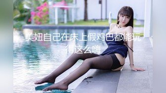 近期下海活力少女！贫乳奶子苗条身材！脱下牛仔裤翘起屁股，无毛嫩穴，手指扣弄揉搓很享受