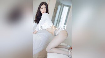  两个年轻粉嫩的社会渣女全程露脸被纹身小哥床上玩弄，激情上位让小哥从床上草到床下