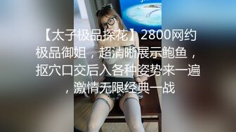 大屁股骚奶子黑丝诱惑颜值也还不错的无敌骚浪贱，让小 哥床上放肆抽插，奶子乱晃叫的骚，后入双插菊花逼逼