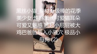 破解家庭网络摄像头监控偷拍刚才外面回来的小媳妇被老公硬生生的拉到厨房的沙发上干炮