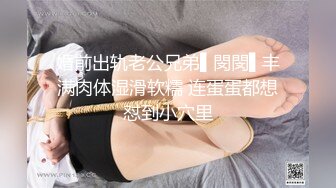 极品嫩妹玩手机时手慢慢放在她私密处没反抗,有戏趁机上了她,又白又嫩！