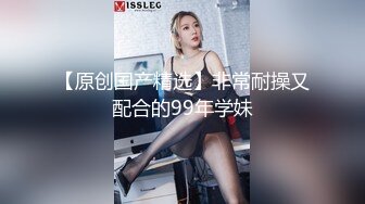 抄底JK裙美眉