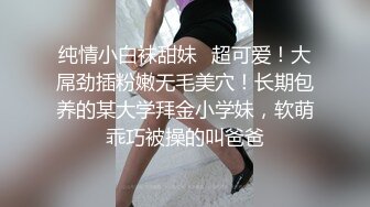  丝袜女仆情趣装颜值不错很嫩小少妇激情3P，伺候两个小哥哥主动上位抽插嘴里还叼着大鸡巴