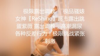 极品尤物网红小姐姐黑框眼镜细腰贫乳美腿，跳蛋塞穴摇摆假屌抽插淫骚直流