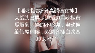 【原档首发】当我们在路上遇到一位慢跑的美女时，我们正在开车兜风。 我们停下来聊天，她告诉我们她是一名健身博主。