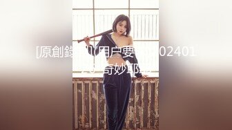 淫妻 绿帽就翘着二郎腿默默欣赏高颜值娇妻 翘起大屁屁上下嘴伺候着两根棒棒 这心境真不错