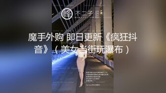 肉嘟嘟女大學生寢室床簾後褕褕開秀，年輕人就是嫩，掰開全是水