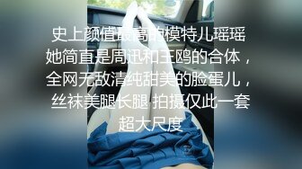 专注人前露出与路人同框美腿女神GI9ZA视图集，公园超市广场哪人多往哪去和老登一起锻炼 (7)