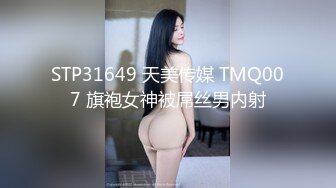  帅小伙约操粉裙兼职网红女神，抽根事前烟再开操，撩起裙子露大白屁股，插嘴揉穴骑乘爆插