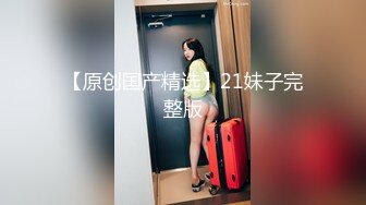 十二月新流出大神潜入水上乐园更衣淋浴间出口偷拍 美女换衣服警觉性很高的红衣妹子瞪着作者看