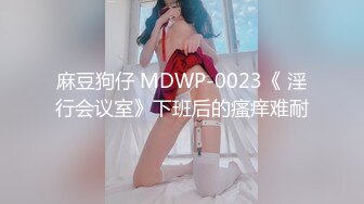 艺校妹子在学校宿舍脱了衣服展示自己的身材