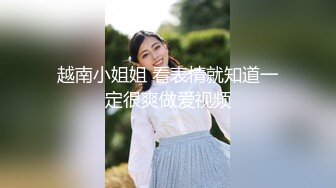 性感红唇高颜值巨乳肥臀妹子情趣内裤自慰诱惑，白色网袜拨开内裤露肥逼自摸出水假吊抽插