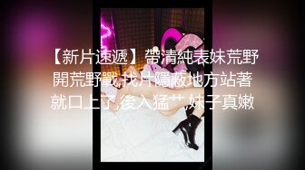  高颜值黄衣小妹全程露脸大秀直播诱惑，穿上性感的黑丝伺候大哥啪