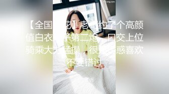 《居家摄像头破解》中年大叔先看一下小视频助助性再和美女老婆来一炮