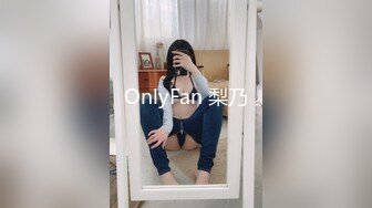 翘臀少妇背着老公玩3p