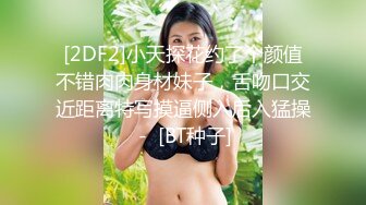 看长相就很骚的极品少妇全程露脸诱惑狼友，淫声荡语听指挥，揉奶玩逼舔手指上的淫水，鞋刷子都插逼里去了