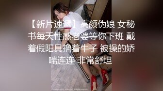 床上自拍，前面挂着女士内衣