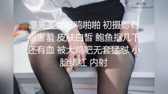 穿着运动装沙发上玩弄自己