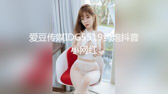 她男朋友和同事还在外面一起喝酒，我趁她上厕所闯进去让她吃鸡吧，门外全是人，还有她的女同事在隔壁听了很久 