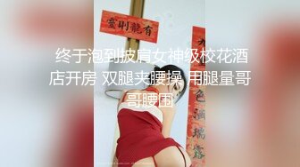 娇小身材苗条妹子【小骚猫】浴缸洗澡再床上自慰秀，按摩器震动无毛嫩穴掰开特写，非常粉嫩不要错过