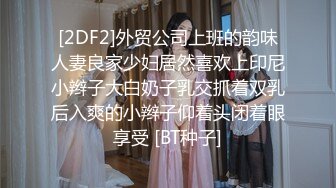 睡不着吗？来喝点奶助眠吧。眼镜女孩握住乳房挤奶射在镜子上，好想帮你吸完乳房里面的娘奶哦！