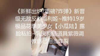 澡堂子偷拍长得很有灵气的小美女非常机灵的看着周围