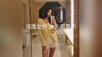 一个小哥玩三个少女萝莉精彩4P，全程露脸真他么禽兽，享受小渣女们的口活服务，轮草爆草抽插还玩道具射嘴里