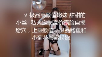 《魔手外购极品厕拍》商业城女厕全景偸拍多位少女少妇熟女方便，后位先拍脸再拍大白屁股，憋尿到极限的良家少妇动作逗死人 (1)