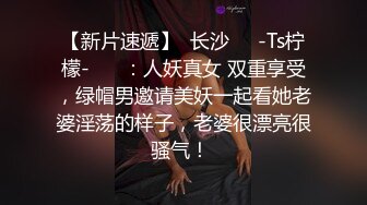 清纯的良家小少妇露脸躺在床上全裸跟狼友互动撩骚，揉奶玩逼给狼友看特写逼逼，温柔的舔弄大哥的鸡巴好骚啊