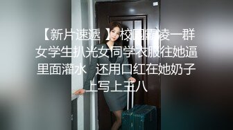 忽悠女顾客做特殊服务，让小哥玩起了双飞，黑丝露脸口交大鸡巴给小哥舔乳头，两个骚逼让小哥干的神魂颠倒