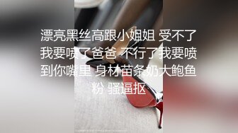 苹果手机门缝偷拍爱狗的合租妹子脱光衣服一边打电话一边揉胸 (1)