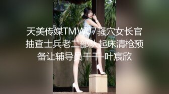 高颜值大奶眼镜妹子道具自慰喷水棉袜椅子上按摩器插入 摩擦高潮喷水呻吟娇喘非常诱人!