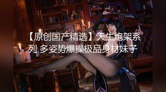 写字楼女厕黑衣白裤红指甲美职员 强劲的嫩穴把密长阴毛全冲开了