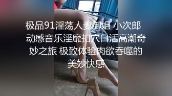 明星颜值大墨镜超大巨乳妹小尺度露奶诱惑，胸前开口装掏出奶子抹上乳液，拿根黄瓜夹中间晃动很想捏