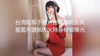 《魔手外购极品CP》快餐店女厕定点全景偸拍络绎不绝的小姐姐方便，几款阴毛挺性感，小美女抠逼闻闻味儿 (9)