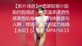 略显羞涩清纯素颜苗条美女宾馆私拍女体艺术，全程与PUA摄影师对话，熟悉之后直接咸猪手掰湿润的小穴