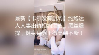   长发卷发妹子特写近景操出白浆流在蛋蛋上后入蜜桃臀，叫声淫荡