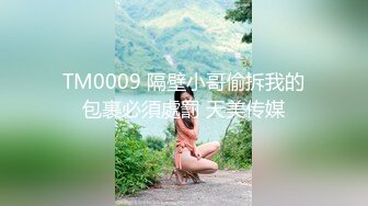 邪恶的房东暗藏摄像头偷拍两位年轻的美女租客洗澡