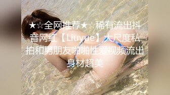 镜子前欣赏老婆