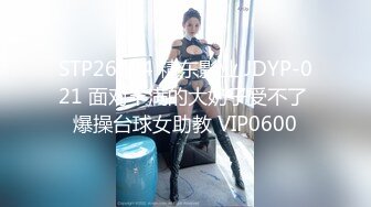 《稀缺资源?极品偸拍》女人坑女人系列！大众澡堂子女士洗浴间内部大曝光?专挑年轻的拍近景特写乳头粉嫩极了