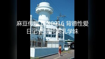 听到隔壁出租屋浴室传来潺潺流水声偷偷爬上墙头偷窥邻居小妹洗澡